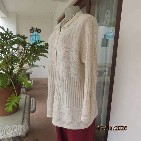 TOPICS cream acrylic knit long sleeve button down cardigan with collar. Size 44-46