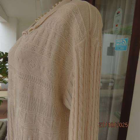 TOPICS cream acrylic knit long sleeve button down cardigan with collar. Size 44-46