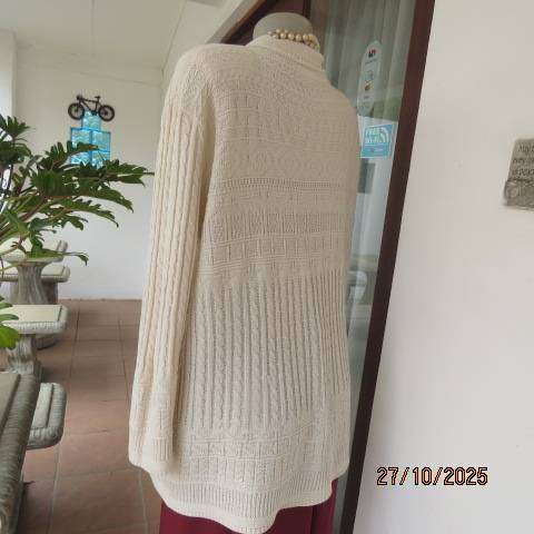 TOPICS cream acrylic knit long sleeve button down cardigan with collar. Size 44-46