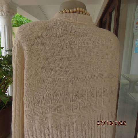TOPICS cream acrylic knit long sleeve button down cardigan with collar. Size 44-46