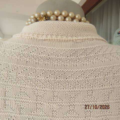 TOPICS cream acrylic knit long sleeve button down cardigan with collar. Size 44-46