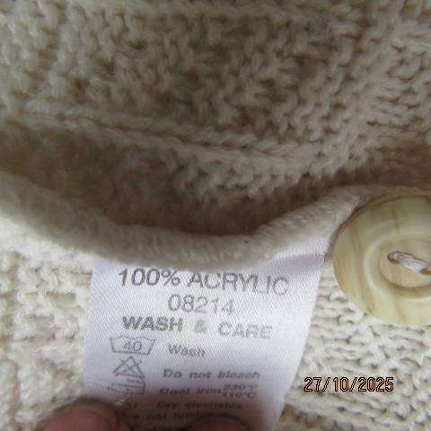 TOPICS cream acrylic knit long sleeve button down cardigan with collar. Size 44-46