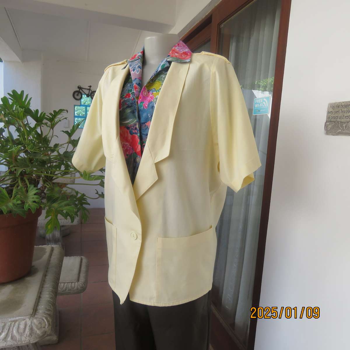 Casual IDENTIKIT daffodil yellow short sleeve 100% cotton one button jacket. Size 38-14. 2 Pockets.