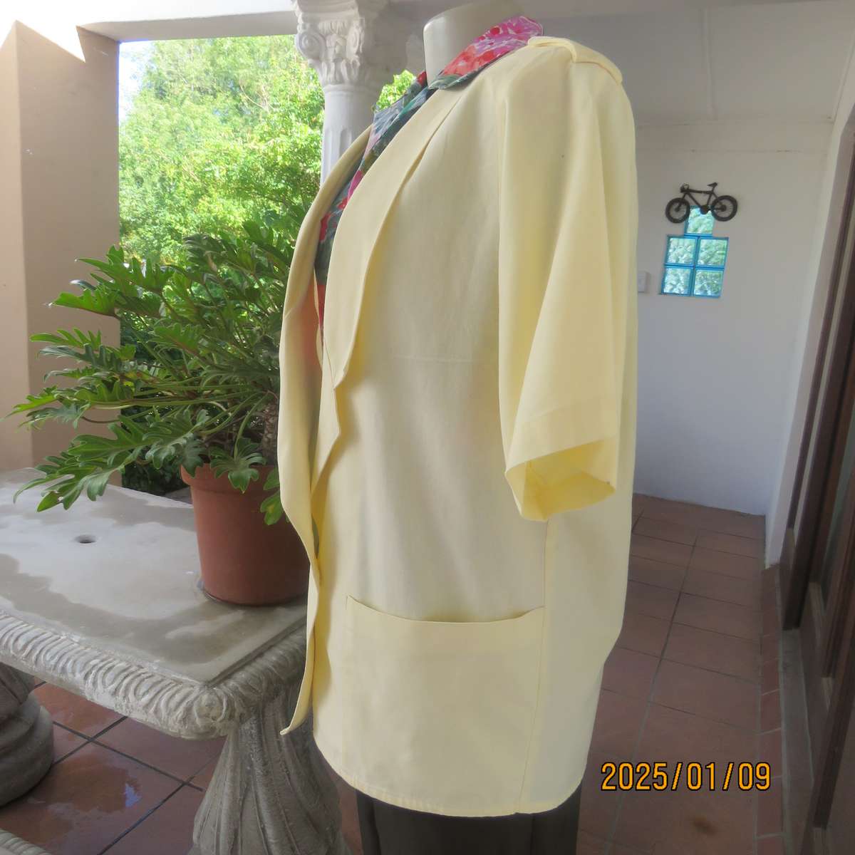 IDENTIKIT daffodil yellow short sleeve 100% cotton one button jacket. Size 38-14. .