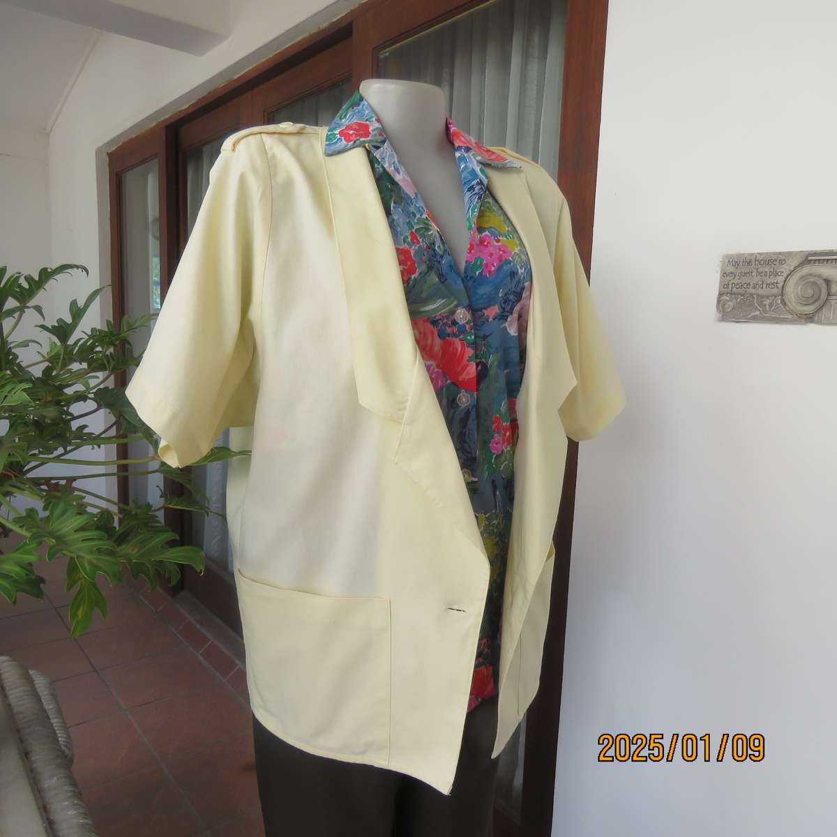 IDENTIKIT daffodil yellow short sleeve 100% cotton one button jacket. Size 38-14. .