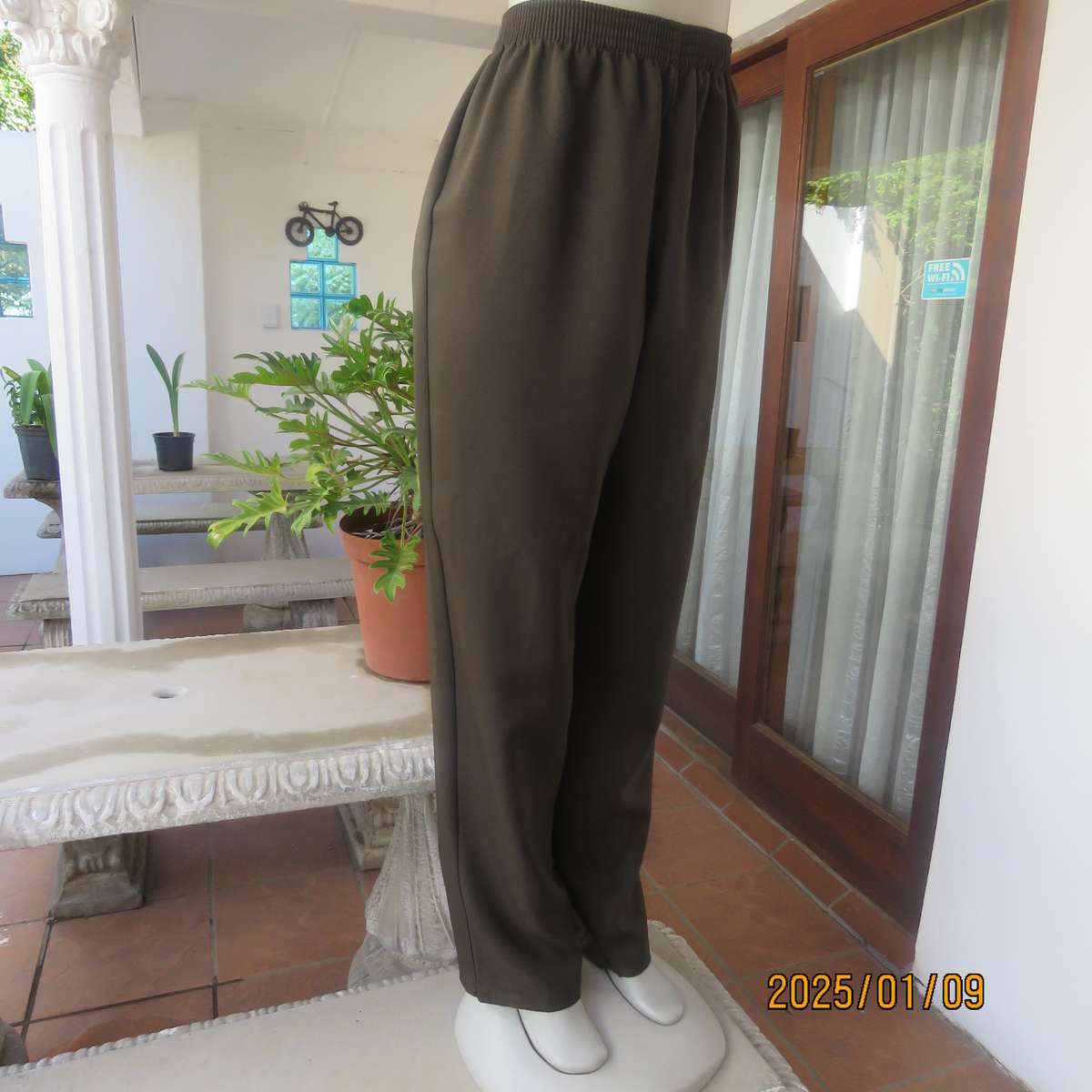 Comfy juniper green pants in 100% firm polyester. Tapered legs. Elasticated waist. Size 40. As new
