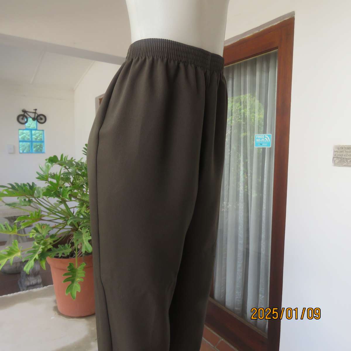 Comfy juniper green pants in 100% firm polyester. Tapered legs. Elasticated waist. Size 40. As new