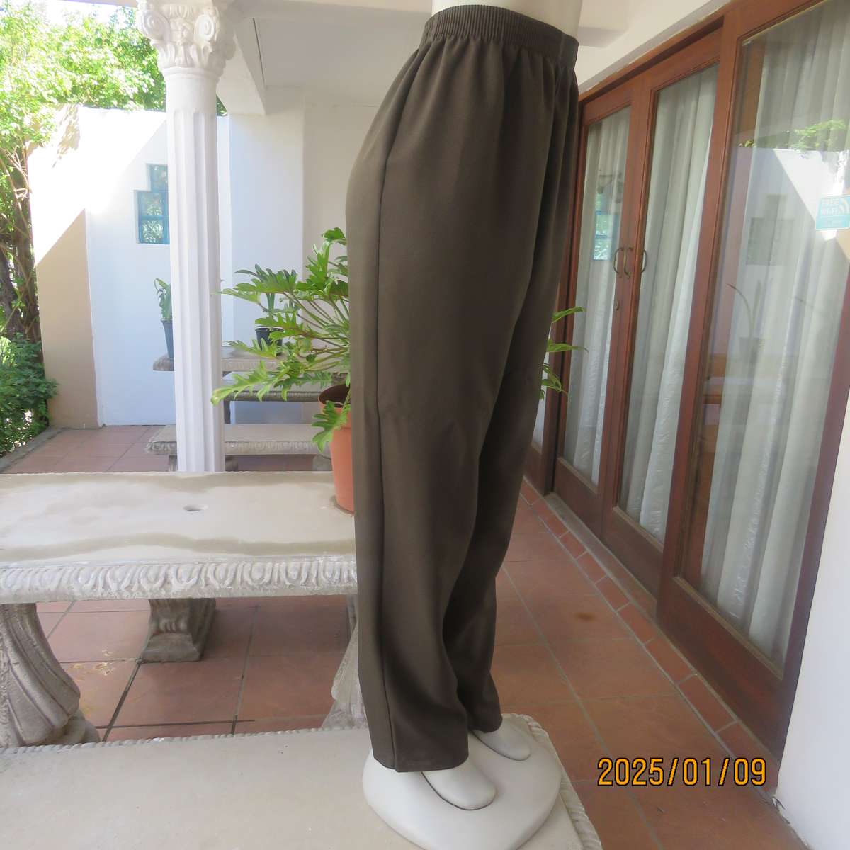 Comfy juniper green pants in 100% firm polyester. Tapered legs. Elasticated waist. Size 40. As new