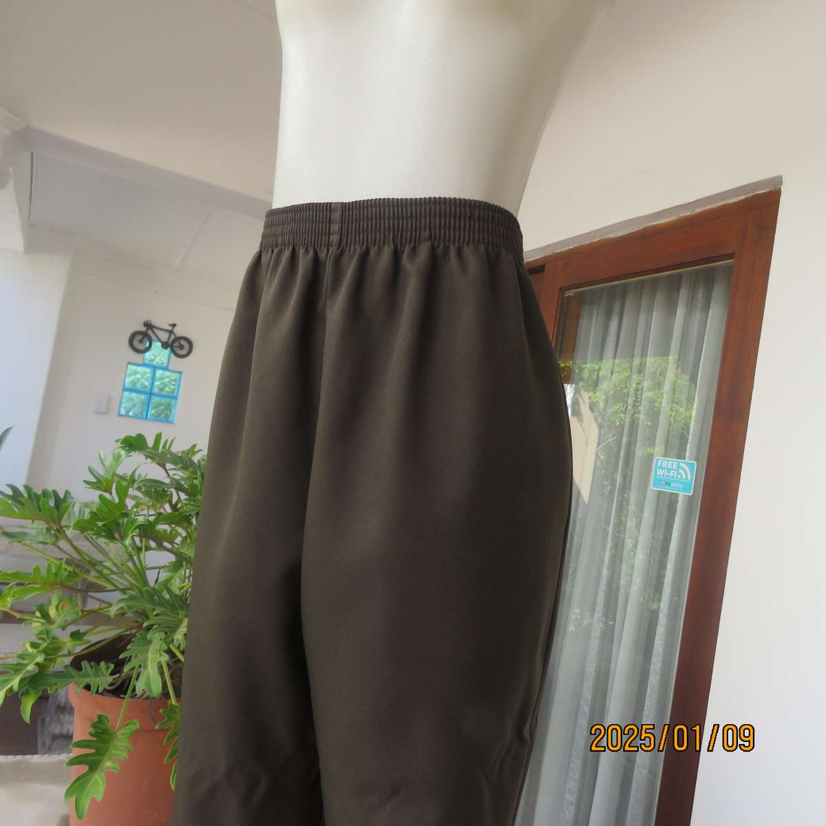 Comfy juniper green pants in 100% firm polyester. Tapered legs. Elasticated waist. Size 40. As new