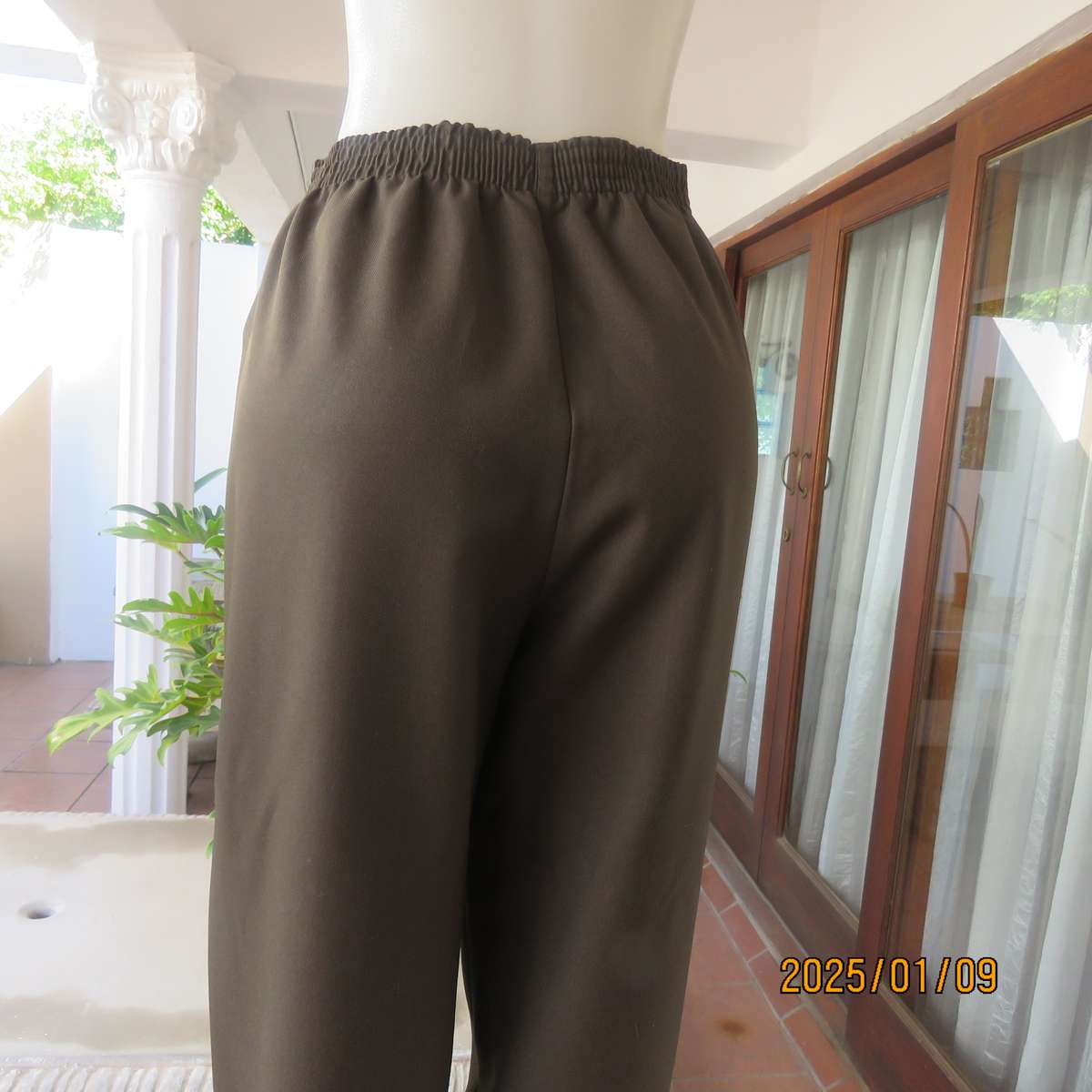 Comfy juniper green pants in 100% firm polyester. Tapered legs. Elasticated waist. Size 40. As new