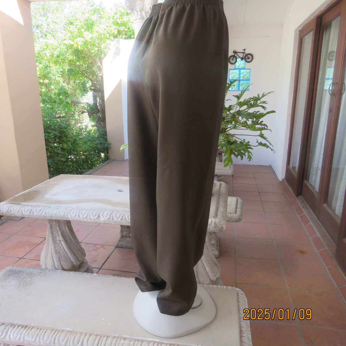 Comfy juniper green pants in 100% firm polyester. Tapered legs. Elasticated waist. Size 40. As new