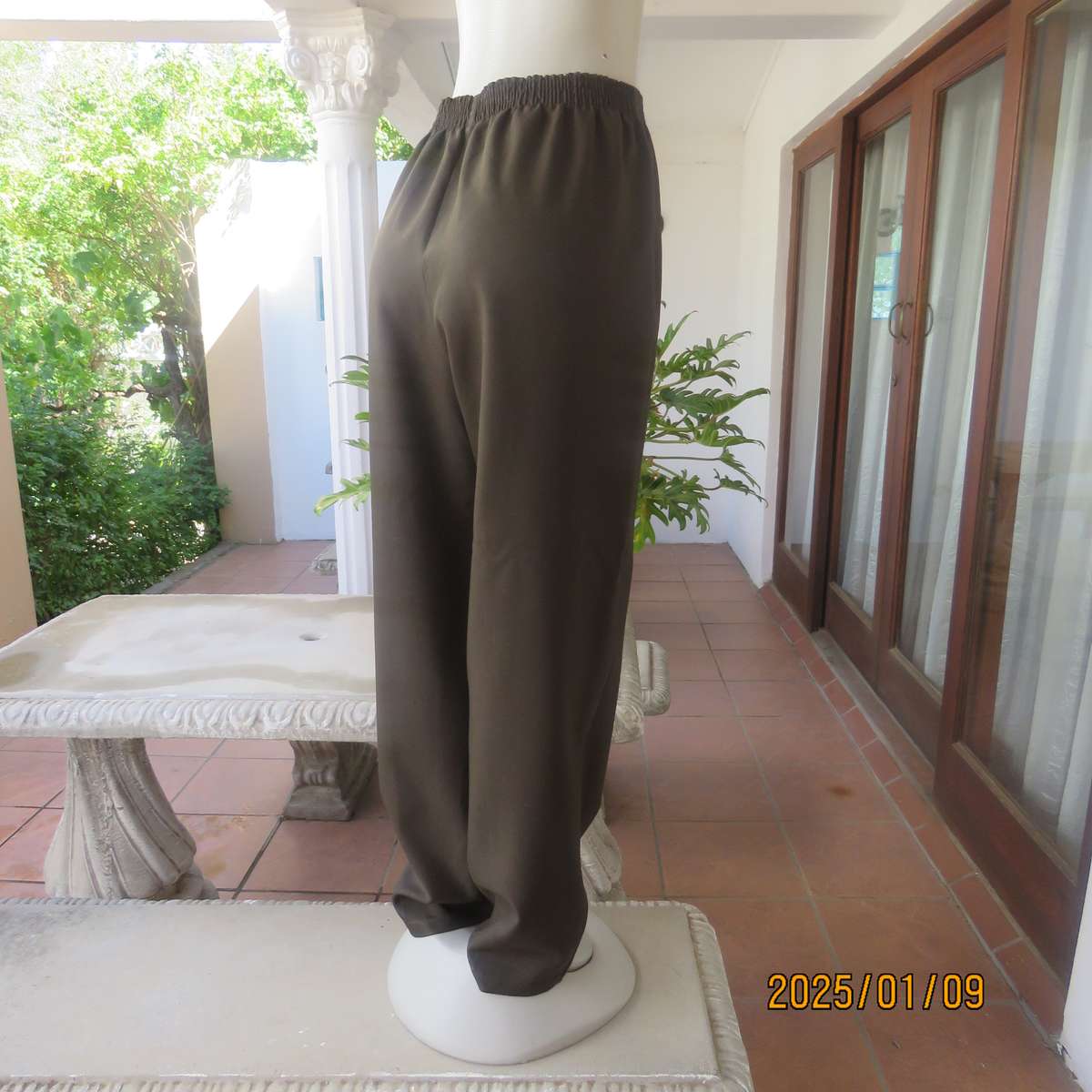 Comfy juniper green pants in 100% firm polyester. Tapered legs. Elasticated waist. Size 40. As new