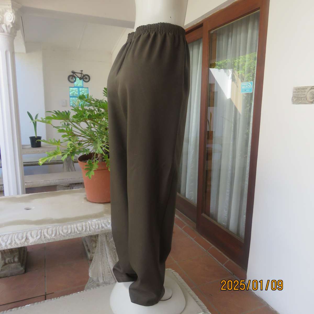 Comfy juniper green pants in 100% firm polyester. Tapered legs. Elasticated waist. Size 40. As new