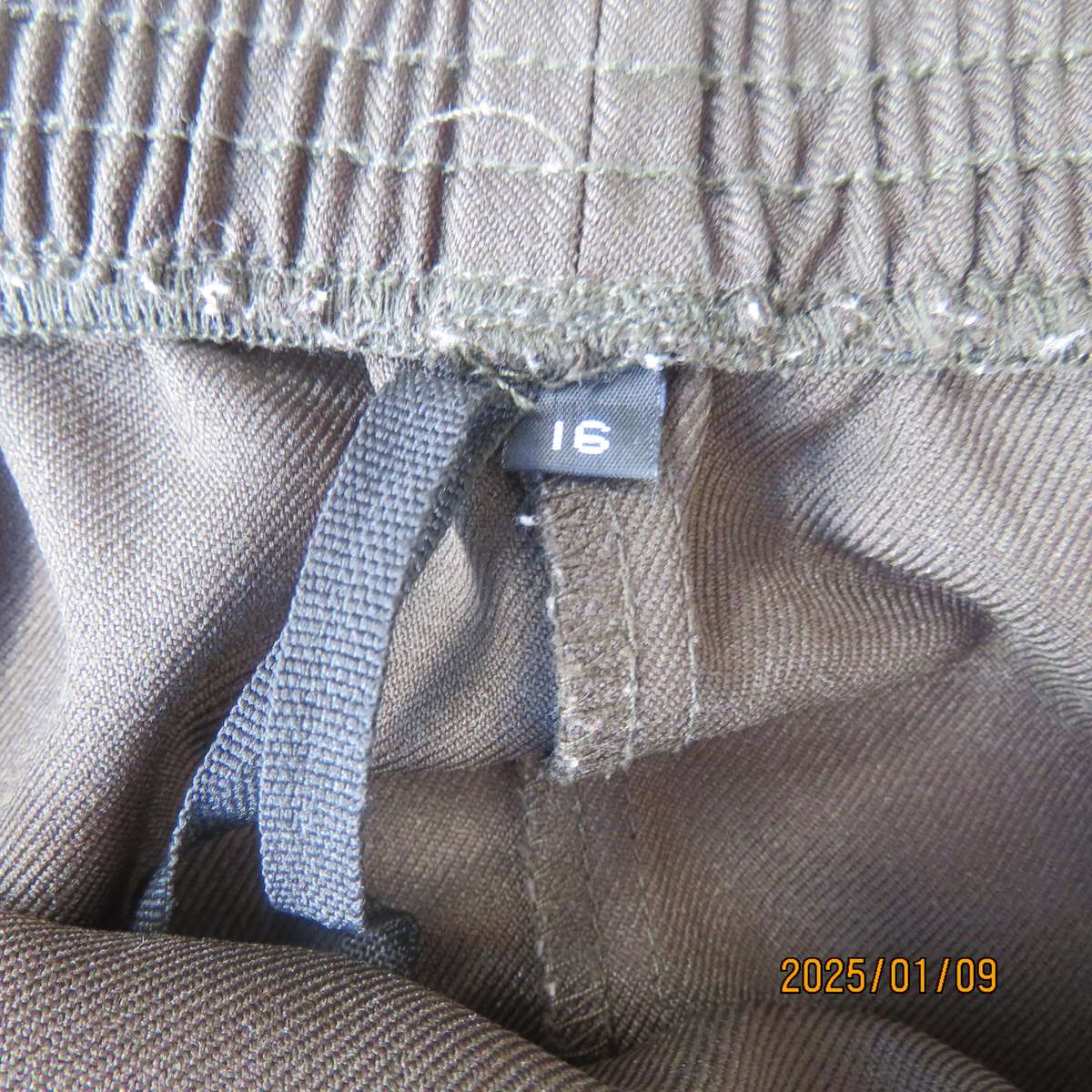 Comfy juniper green pants in 100% firm polyester. Tapered legs. Elasticated waist. Size 40. As new