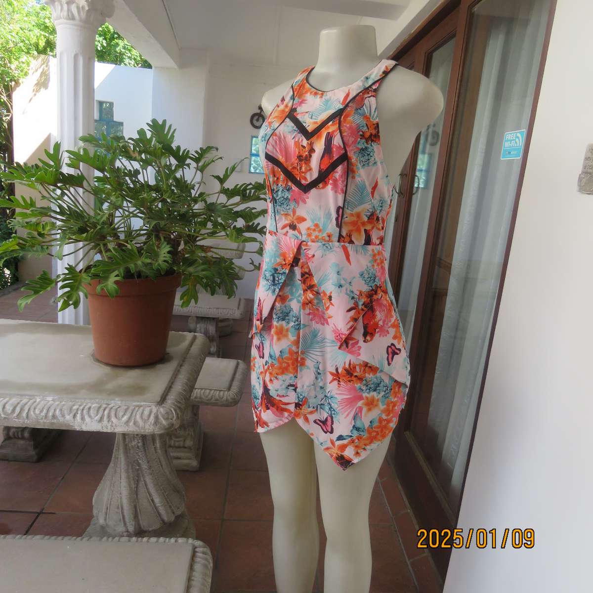 Sexy little college girl ultra mini floral dress in unique style size 34. Wear over stretch shorts.