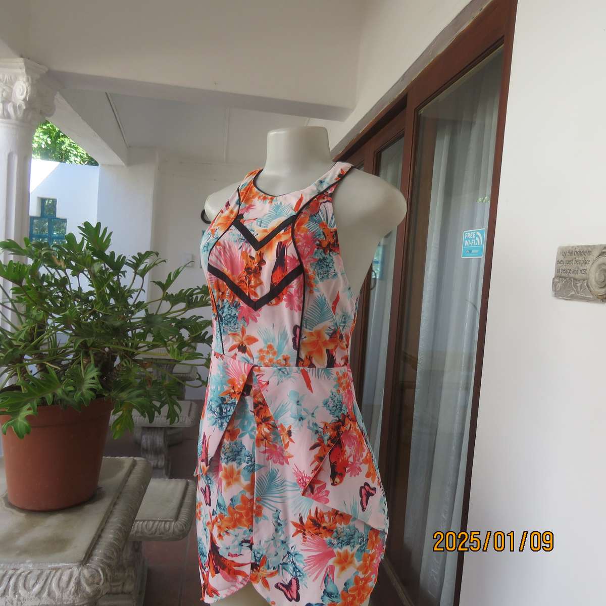 Sexy little college girl ultra mini floral dress in unique style size 34. Wear over stretch shorts.