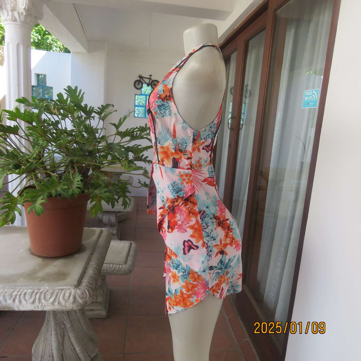 Sexy little college girl ultra mini floral dress in unique style size 34. Wear over stretch shorts.