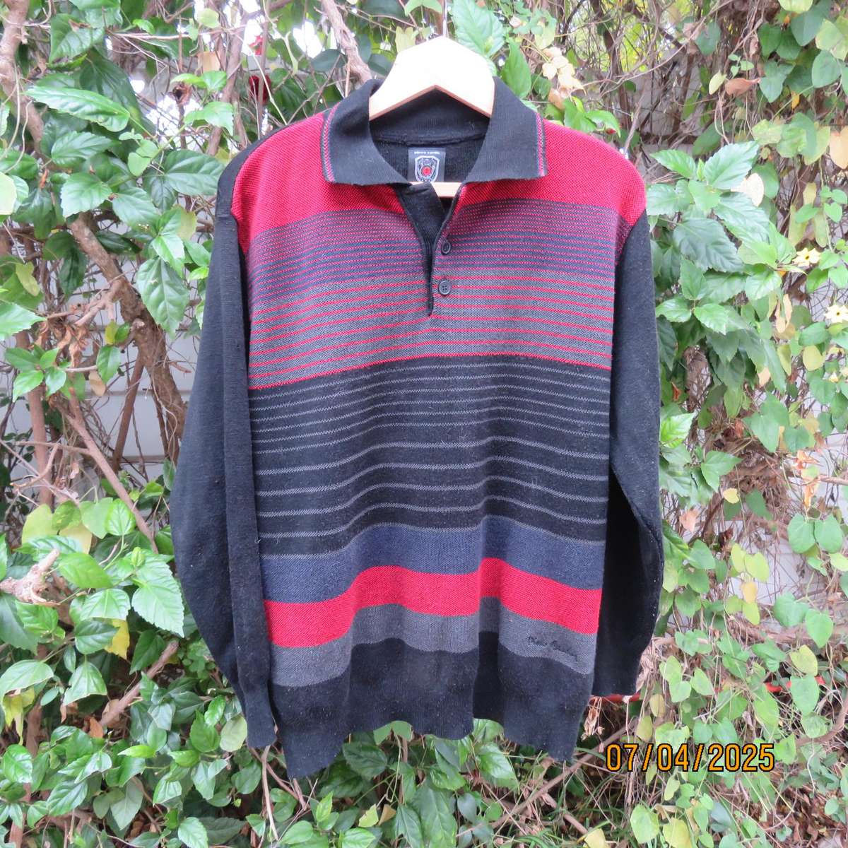 PIERRE GARDIN black acrylic knit long sleeve golf style men's pullover. Red-grey strip front.Size L