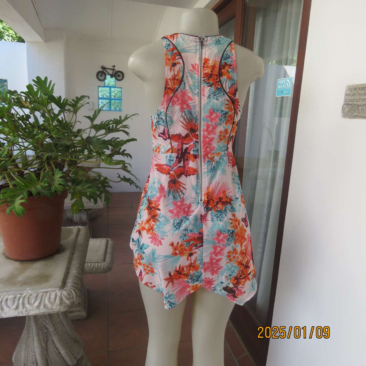 Sexy little college girl ultra mini floral dress in unique style size 34. Wear over stretch shorts.