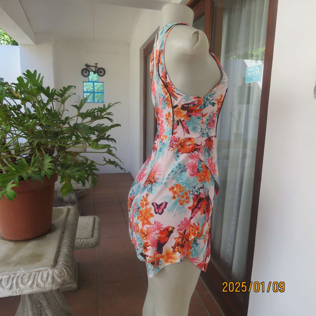 Sexy little college girl ultra mini floral dress in unique style size 34. Wear over stretch shorts.