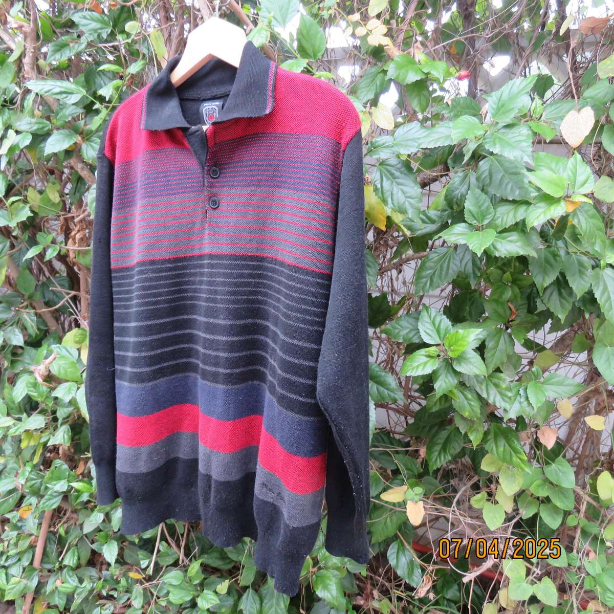 PIERRE GARDIN black acrylic knit long sleeve golf style men's pullover. Red-grey strip front.Size L