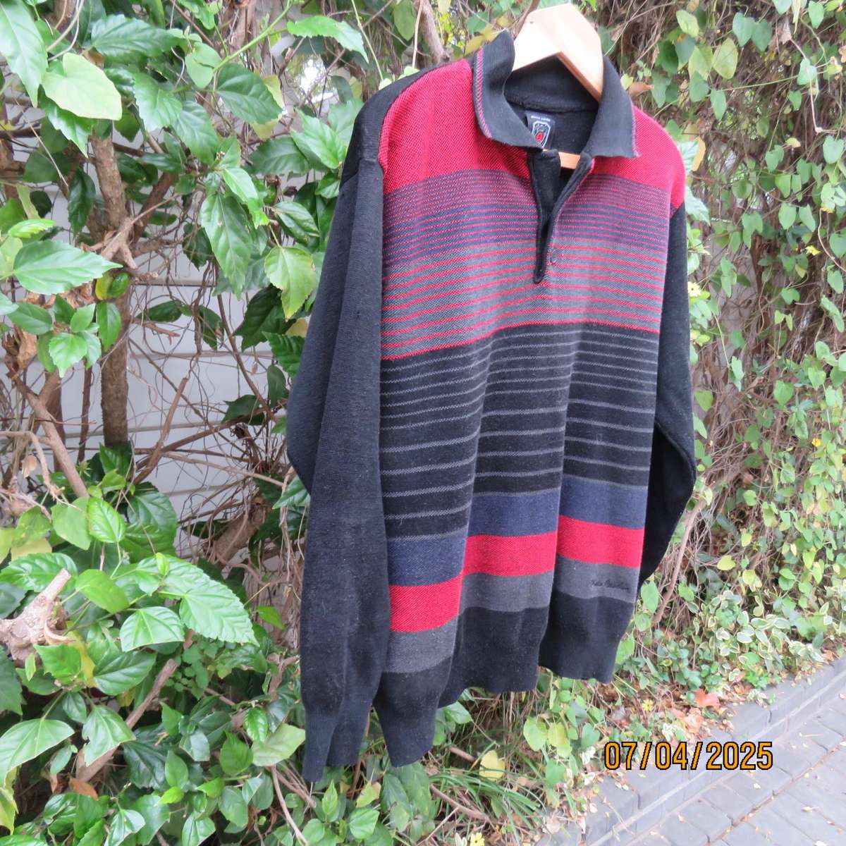 PIERRE GARDIN black acrylic knit long sleeve golf style men's pullover. Red-grey strip front.Size L