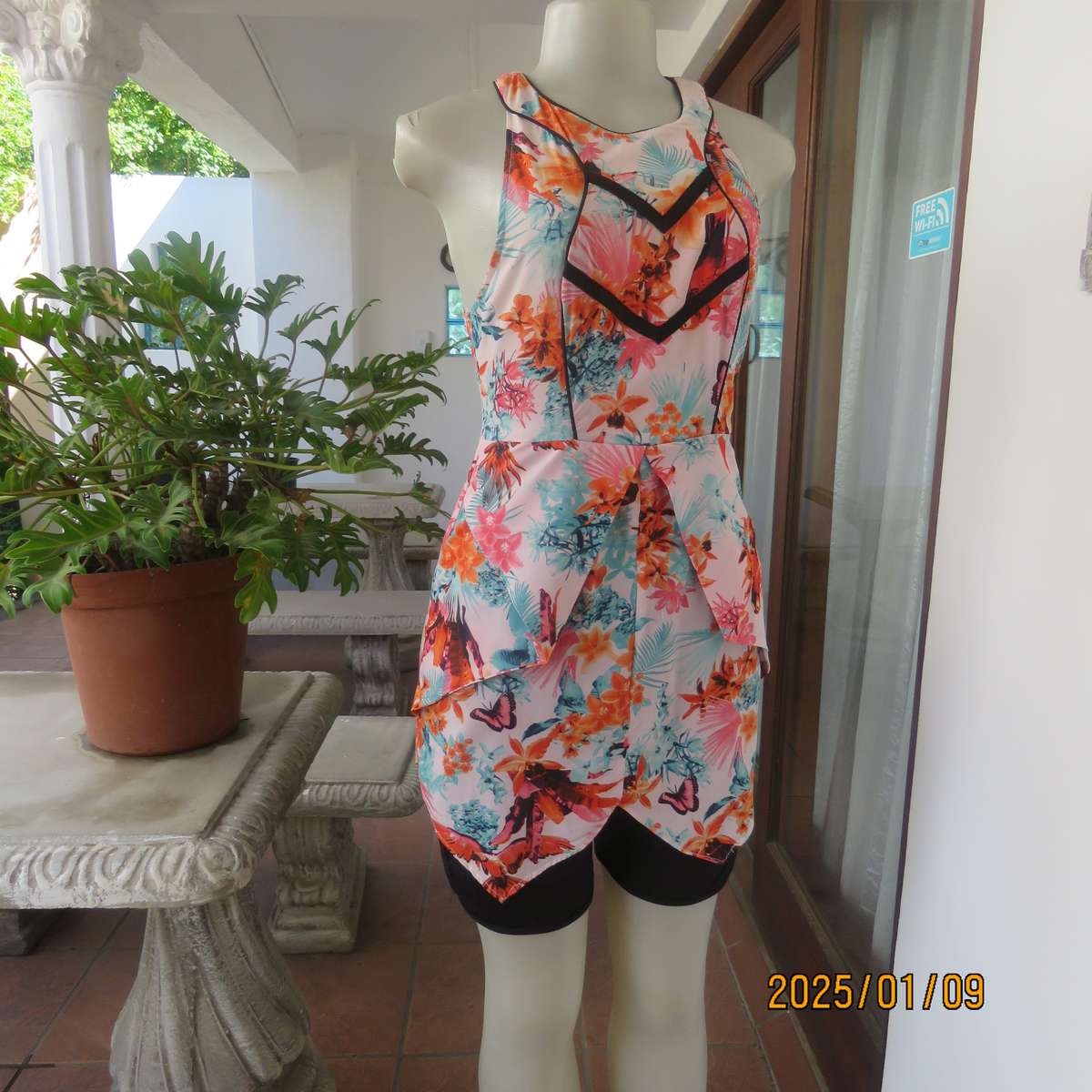 Sexy little college girl ultra mini floral dress in unique style size 34. Wear over stretch shorts.
