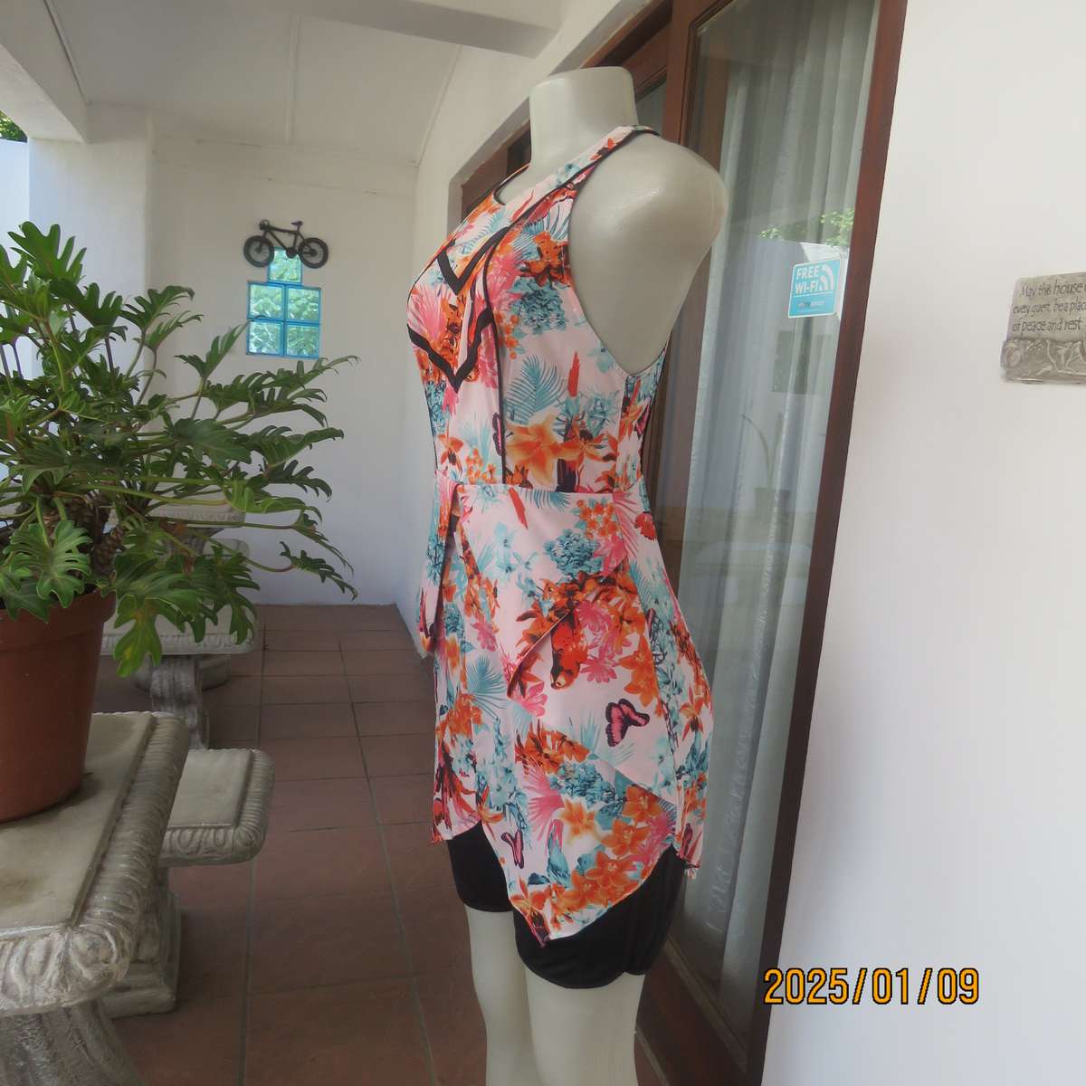 Sexy little college girl ultra mini floral dress in unique style size 34. Wear over stretch shorts.