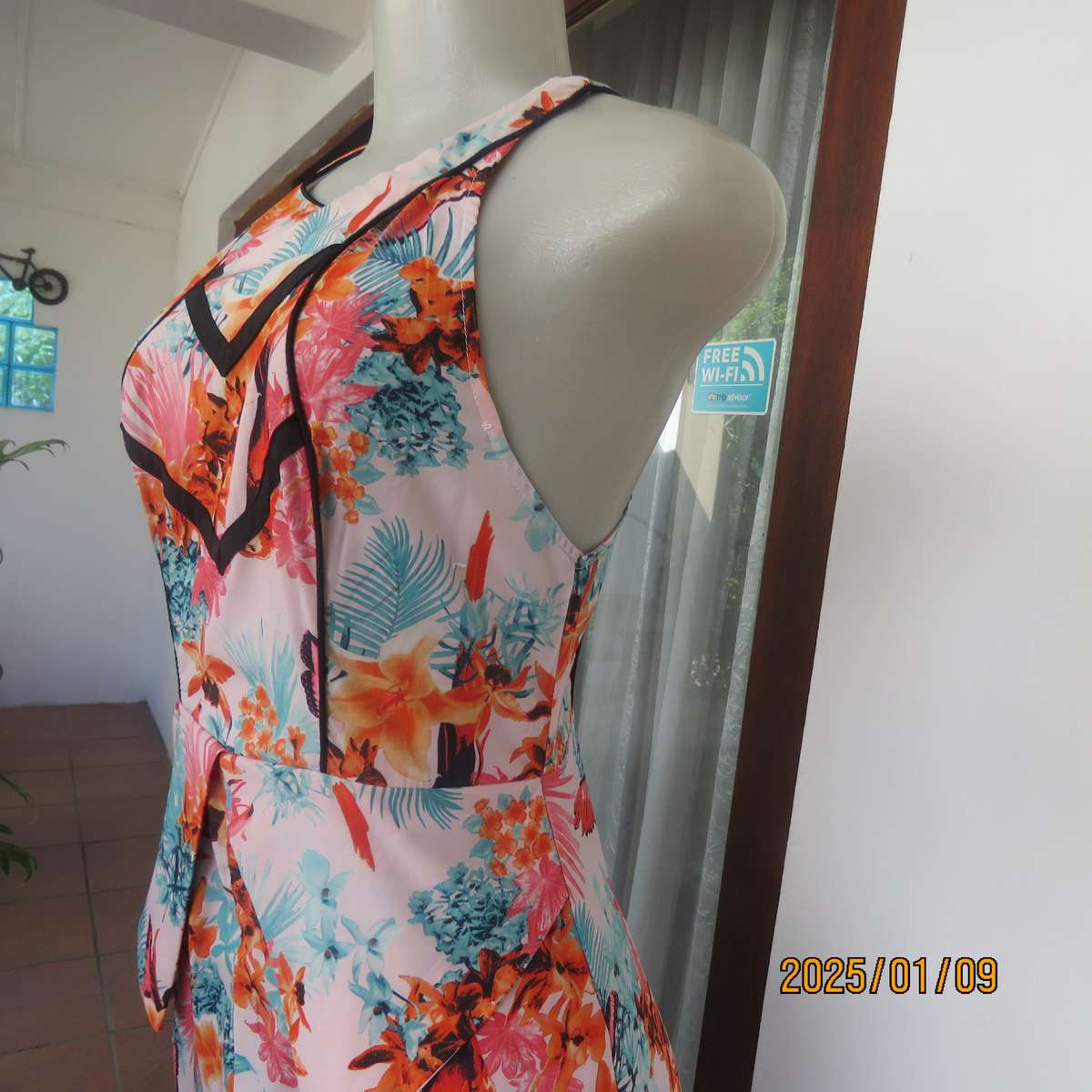 Sexy little college girl ultra mini floral dress in unique style size 34. Wear over stretch shorts.