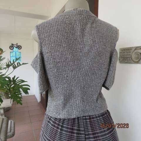 Grey mottled ribbed naked shoulder cropped short sleeve top in size 38.
