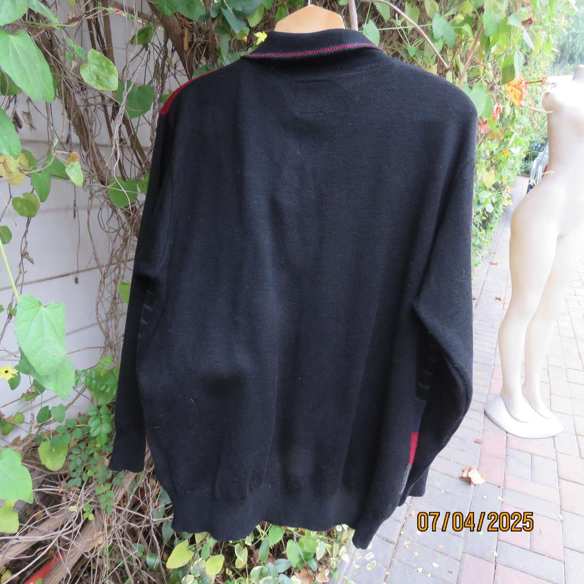 PIERRE GARDIN black acrylic knit long sleeve golf style men's pullover. Red-grey strip front.Size L