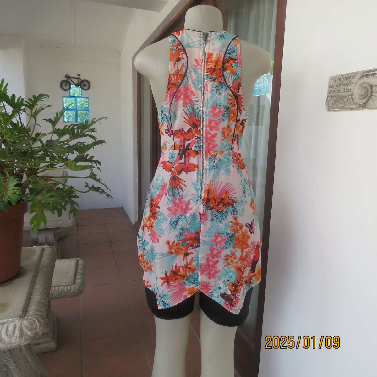 Sexy little college girl ultra mini floral dress in unique style size 34. Wear over stretch shorts.