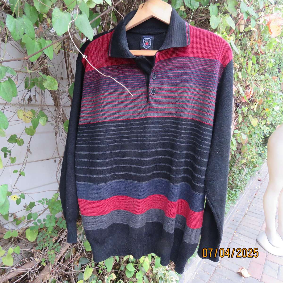 PIERRE GARDIN black acrylic knit long sleeve golf style men's pullover. Red-grey strip front.Size L