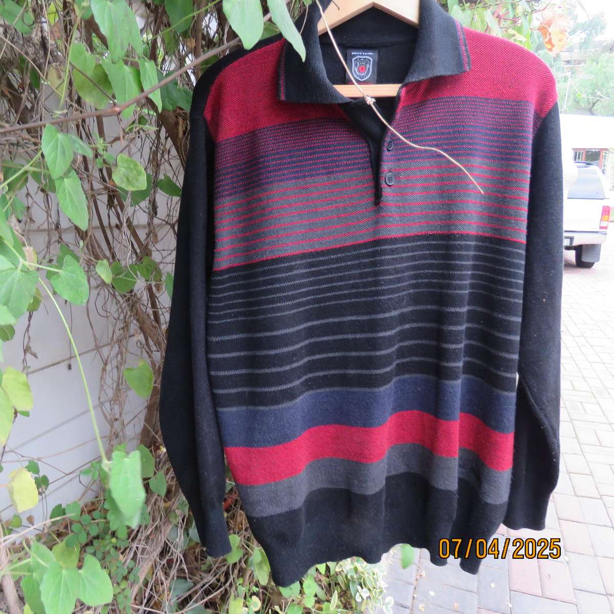 PIERRE GARDIN black acrylic knit long sleeve golf style men's pullover. Red-grey strip front.Size L