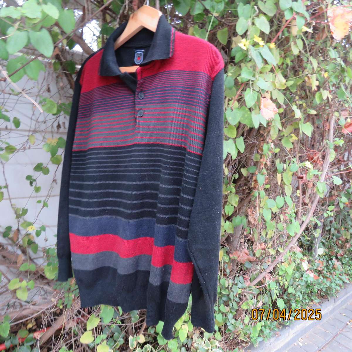 PIERRE GARDIN black acrylic knit long sleeve golf style men's pullover. Red-grey strip front.Size L