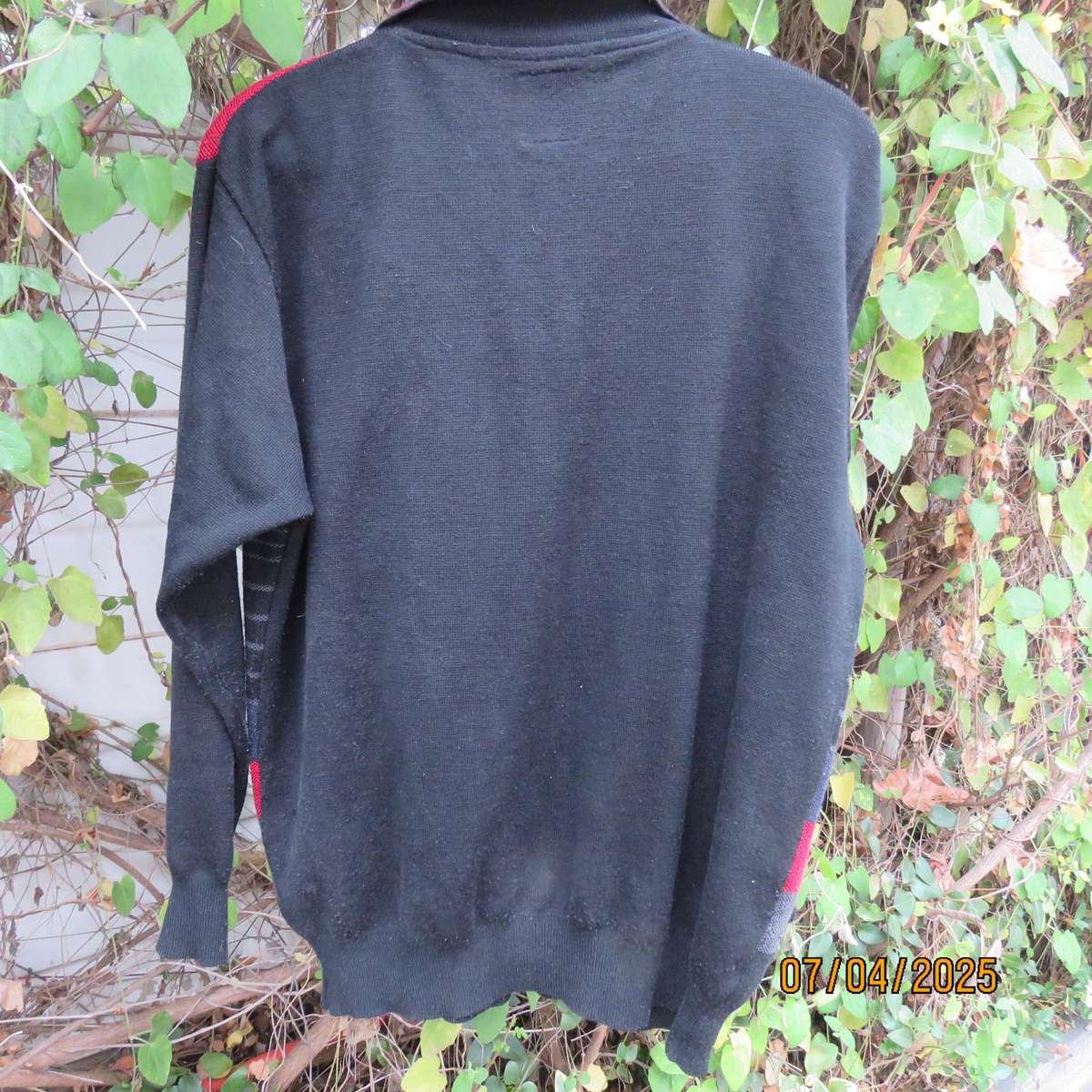 PIERRE GARDIN black acrylic knit long sleeve golf style men's pullover. Red-grey strip front.Size L