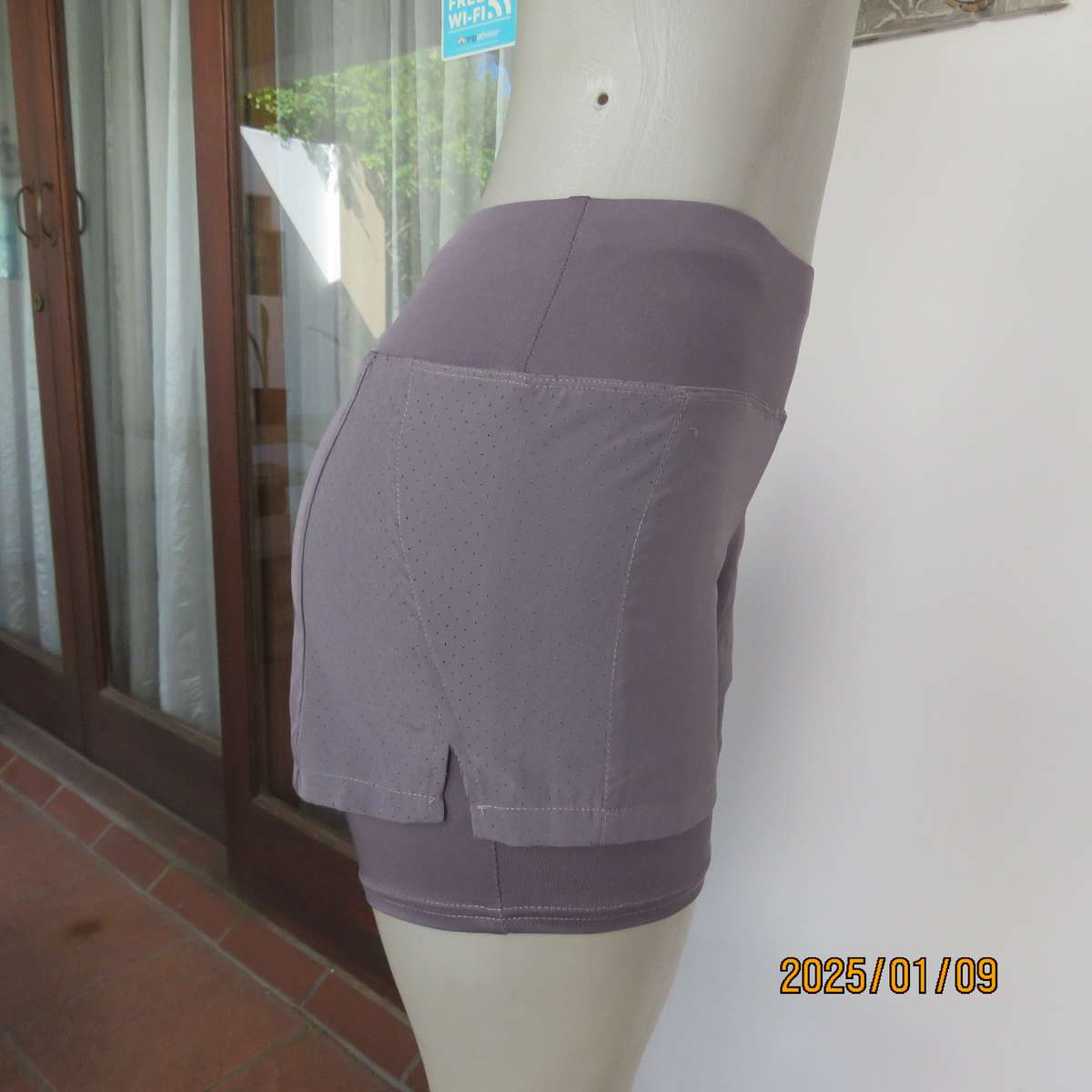Sports short in grey polyester-spandex by MAXED size 30-32. Horizontal place zip at back. As new con
