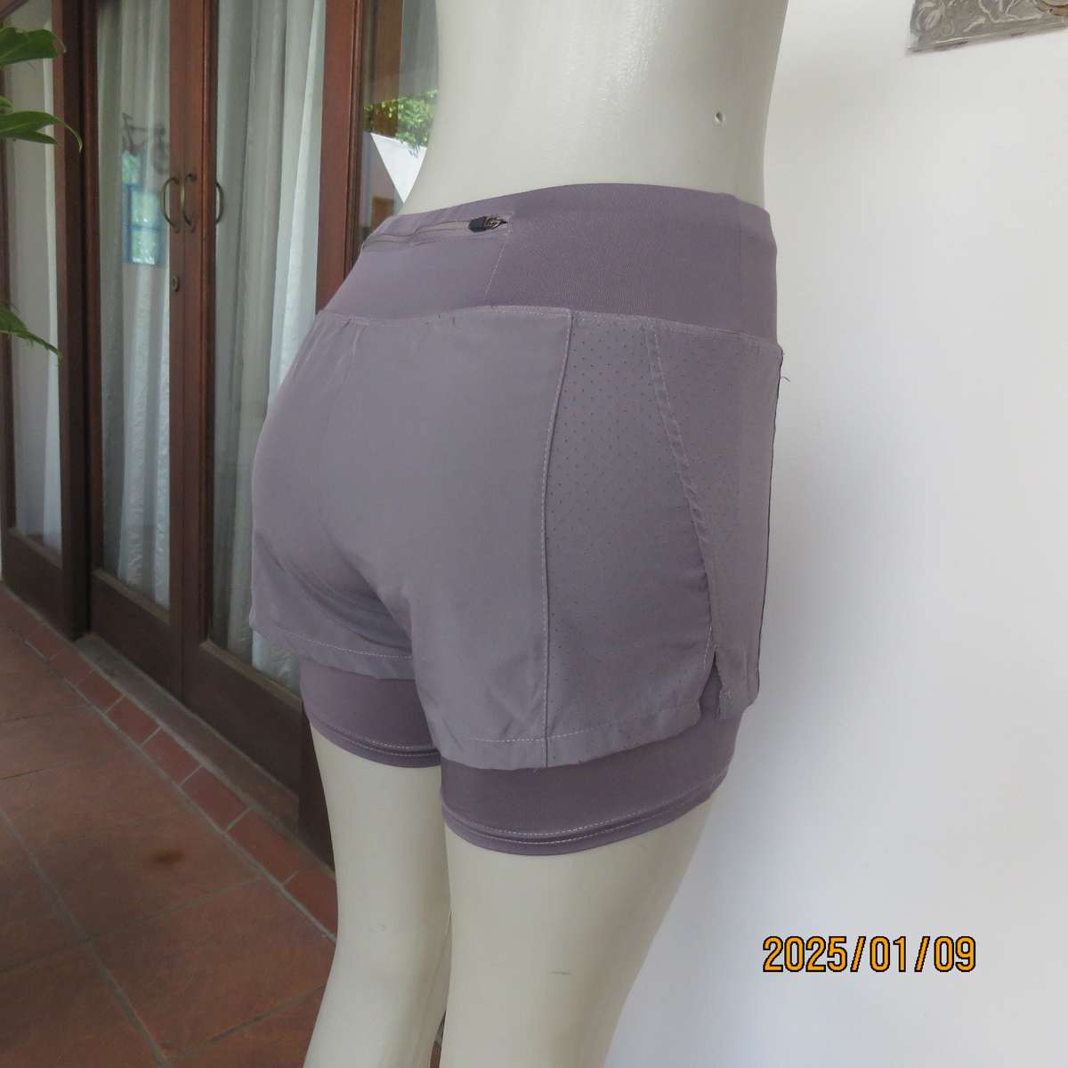 Sports short in grey polyester-spandex by MAXED size 30-32. Horizontal place zip at back. As new con