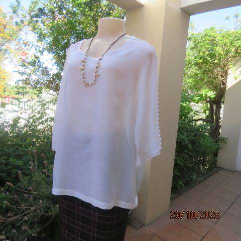 White cool polycotton slip over top with short cut-on lace decorated sleeves. Size 42-44