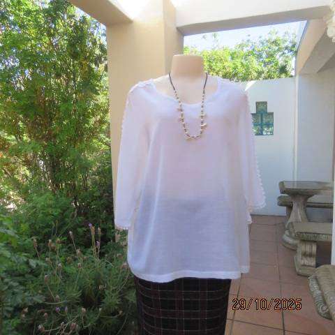 White cool polycotton slip over top with short cut-on lace decorated sleeves. Size 42-44