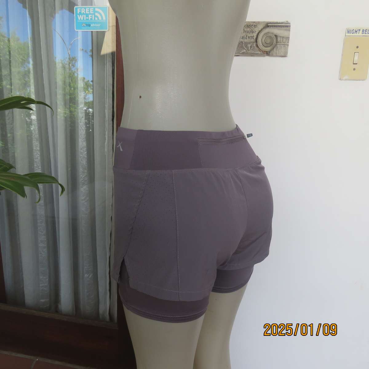 Sports short in grey polyester-spandex by MAXED size 30-32. Horizontal place zip at back. As new con