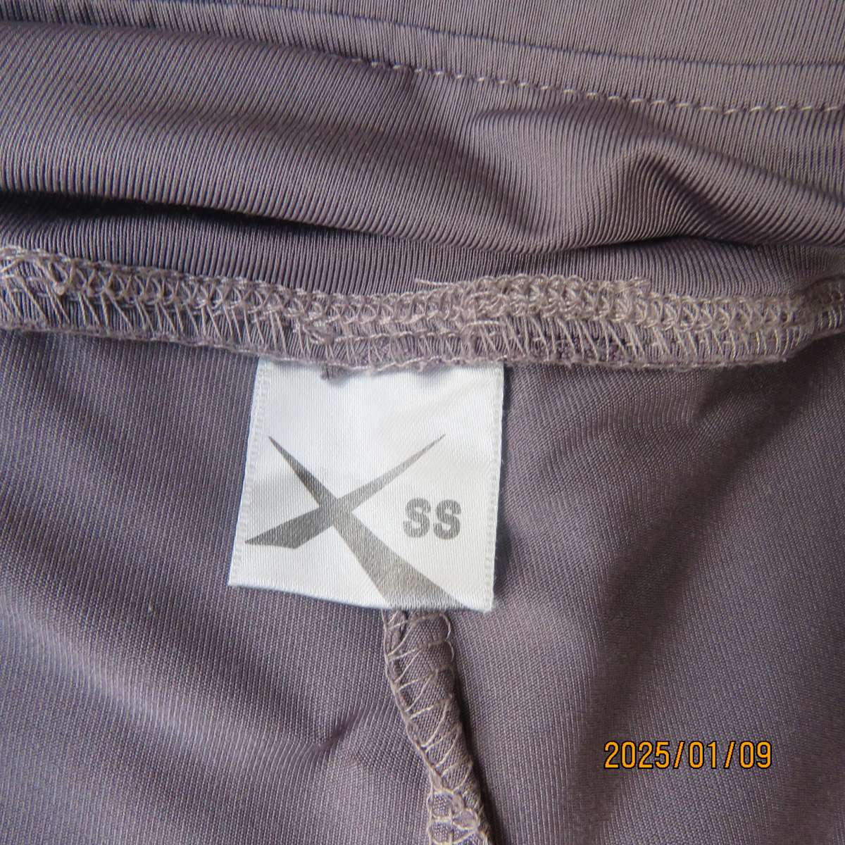 Sports short in grey polyester-spandex by MAXED size 30-32. Horizontal place zip at back. As new con