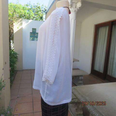 White cool polycotton slip over top with short cut-on lace decorated sleeves. Size 42-44