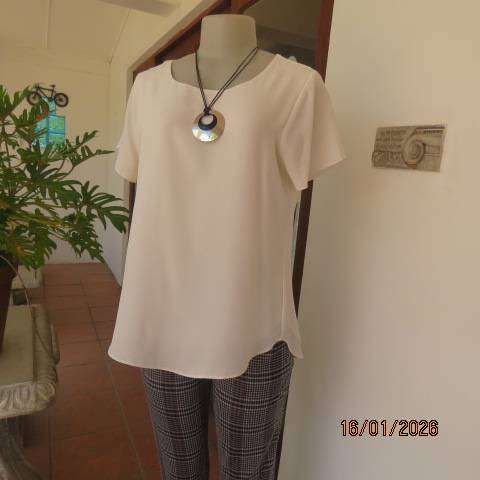 OASIS very white smart slip over top in 2 layers. Back layer open in middle. Size 34