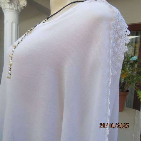 White cool polycotton slip over top with short cut-on lace decorated sleeves. Size 42-44