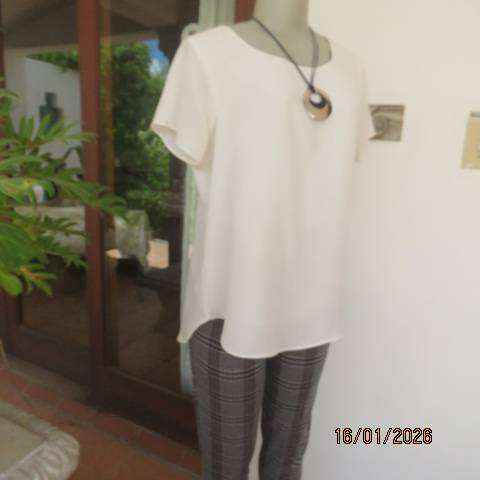 OASIS very white smart slip over top in 2 layers. Back layer open in middle. Size 34