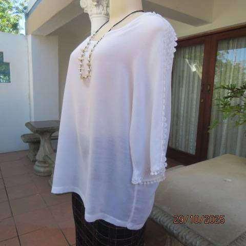 White cool polycotton slip over top with short cut-on lace decorated sleeves. Size 42-44