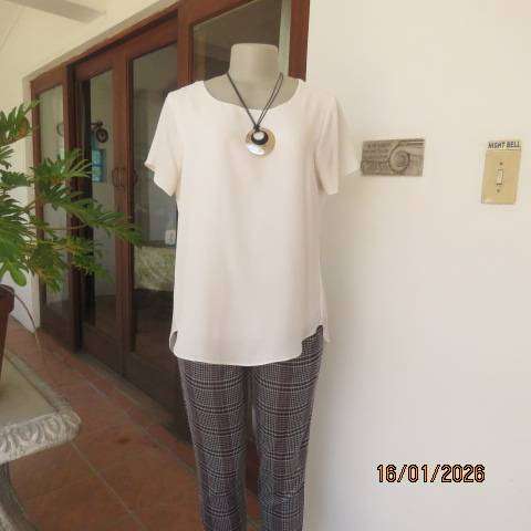 OASIS very white smart slip over top in 2 layers. Back layer open in middle. Size 34