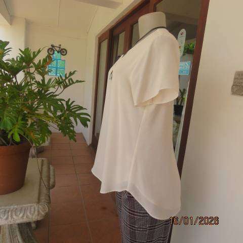 OASIS very white smart slip over top in 2 layers. Back layer open in middle. Size 34
