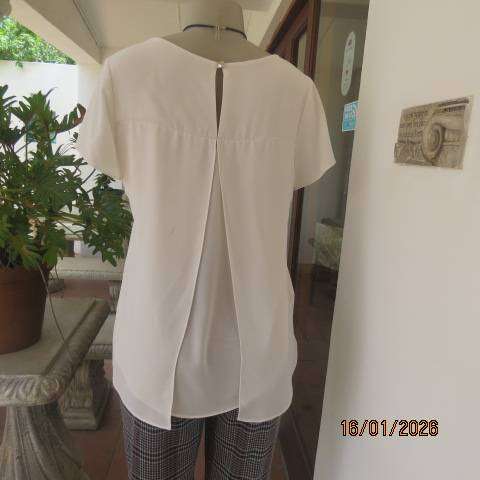 OASIS very white smart slip over top in 2 layers. Back layer open in middle. Size 34